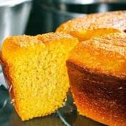 Delicioso bolo laranja de aproximadamente 18 cm.