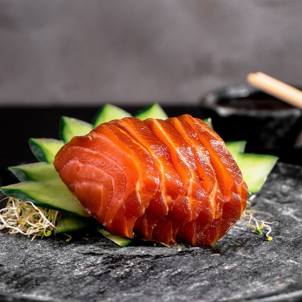 Salmão marinado no shoyu, wasabi e tempero do chef.