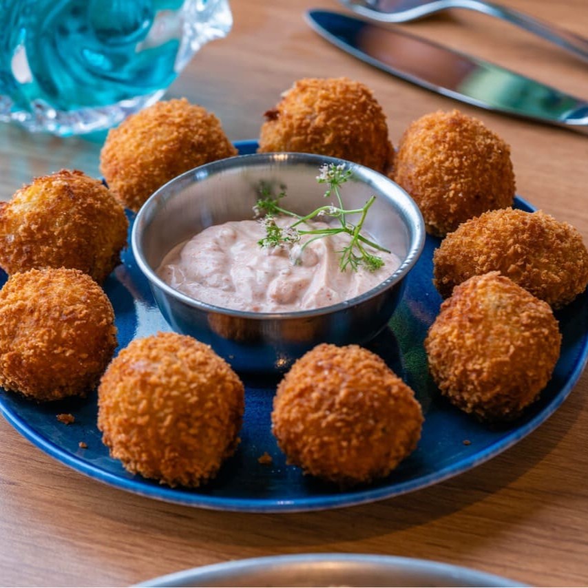 Saboreie a delícia dos nossos bolinhos de peixe! Cada porção vem com 5 unidades crocantes por fora e macias por dentro, recheadas com um saboroso peixe temperado e fresquinho. Perfeitos para acompanhar um bom molho ou para um lanche leve e saboroso. Prático e delicioso, o bolinho de peixe é ideal para quem quer algo saboroso e reconfortante, entregue diretamente na sua porta. Peça agora e experime