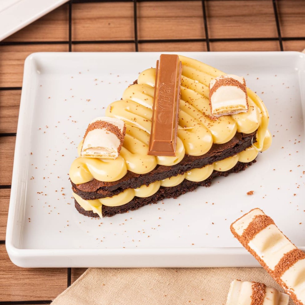 Prepare-se para uma experiência celestial de sabor com nossa irresistível Pizza de brownie! Cada mordida é uma jornada que começa com nossa base macia e rica de brownie, logo seguida por uma camada generosa de brigadeiro de leite Ninho que derrete na boca. Para elevar o prazer a um novo patamar, outra camada de brigadeiro de leite Ninho se une à festa, criando um deleite cremoso e reconfortante. E