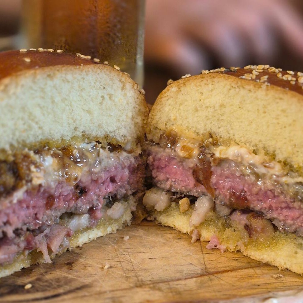 Pão brioche, blend angus de 180g, cebola caramelizada, bacon e fonduta de queijos. Quem Bota O Tora Na Boca, Não Se Arrepende!