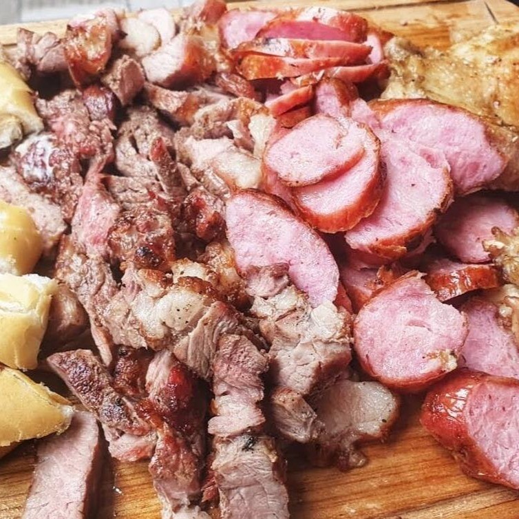 Nosso delicioso churrasco  , preparado na brasa: carne, frango, Linguiça, coração queijo coalho e pão de alho.  Acompanhado de feijão, arroz, molho, farofa e fritas .