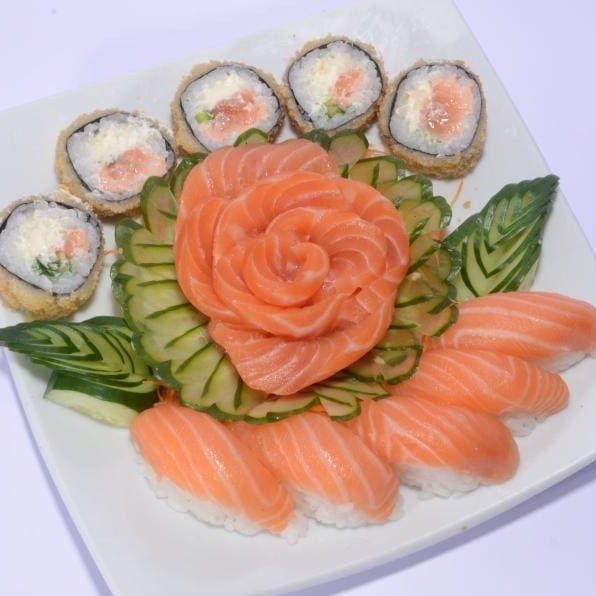 8 sashimis de salmao, 5 sushis de salmao e 5 Philadelphia