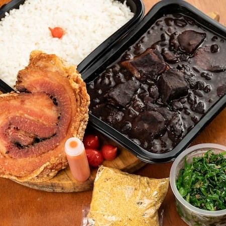 Feijoada magra: carne seca, lombinho fresco, costelinha suína, linguiça calabresa e linguiça paio. Acompanhado de: arroz branco, couve refogada na manteiga, torresmo,  e deliciosa farofa de chef com bacon. (pote de 1500ml +Acompanhamentos)