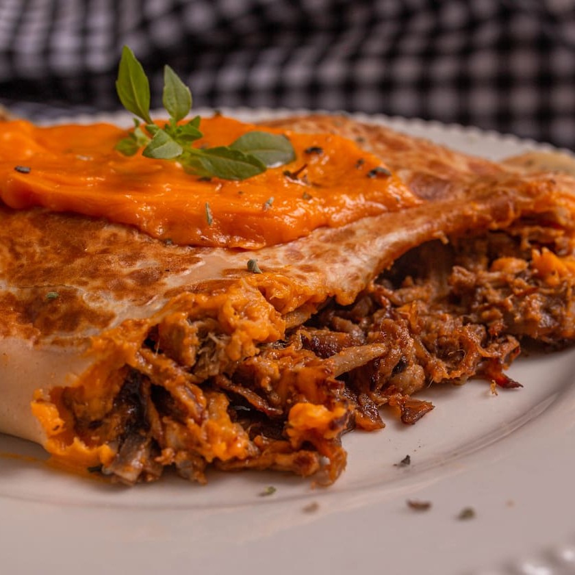 Costela de porco desfiada com molho barbecue e cheddar