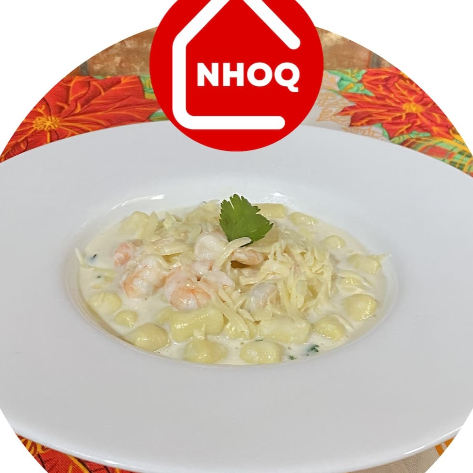 Sofisticação e cremosidade em um só prato, com o delicado sabor do camarão e o toque luxuoso dos queijos.  Nhoque artesanal de batata, coberto com um molho de camarões frescos e cremoso, feito com quatro queijos especiais: parmesão, gorgonzola, muçarela e provolone. Uma combinação que une o sabor do mar com a riqueza dos queijos, criando uma experiência gastronômica única.