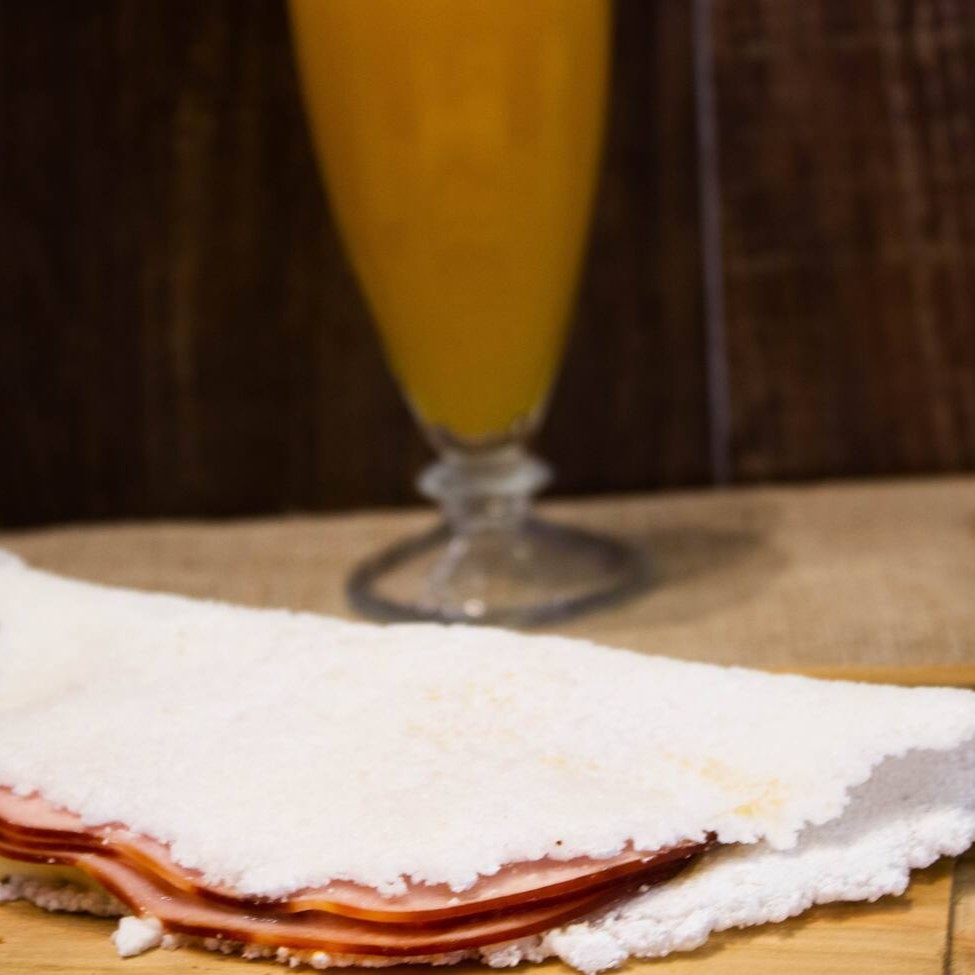 Comece o Dia de maneira leve e saborosa com o nosso combo de café da manhã de tapioca. Preparada na hora, a tapioca fica macia e delicada, perfeita para ser saboreada com um toque de sabor único. Acompanhando, um suco de laranja natural de 300ml, fresquinho e repleto de vitamina C, para dar aquele boost de energia logo pela manhã.  Esse combo é ideal para quem busca uma refeição saudável, sem abrir mão do sabor e da praticidade, com a leveza da tapioca e a refrescância do suco de laranja para começar o Dia de forma equilibrada e deliciosa.