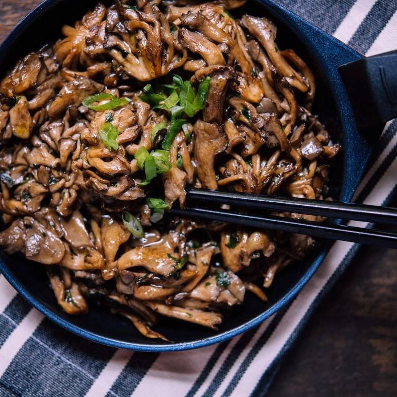 Porção sabora de cogumelos Shimeji salteados na manteiga com cebolinha. 200g de cogumelos In Natura.