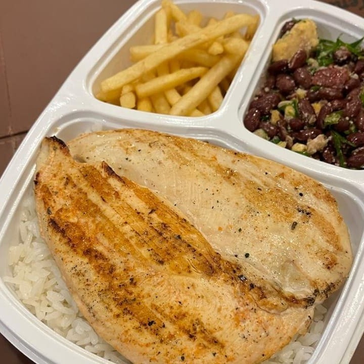 Filé de frango grelhado acompanha arroz branco, feijão tropeiro com fritas ou salada.