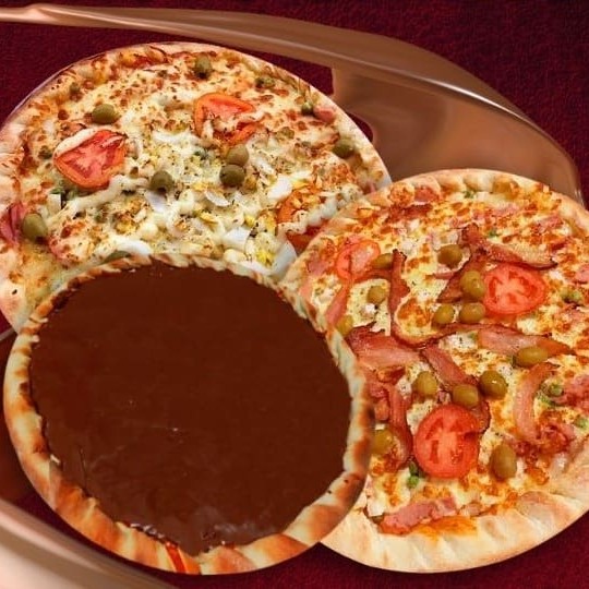 Duas pizzas de 35cm + pizza doce 25cm Até 2 sabores em cada pizza de 35cm (Pizza inteira selecionar 2 vezes o mesmo sabor).