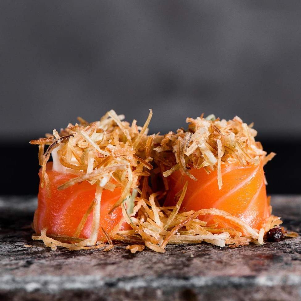 Lâmina de salmão recheado com cream cheese, finalizado com crisp de alho poró