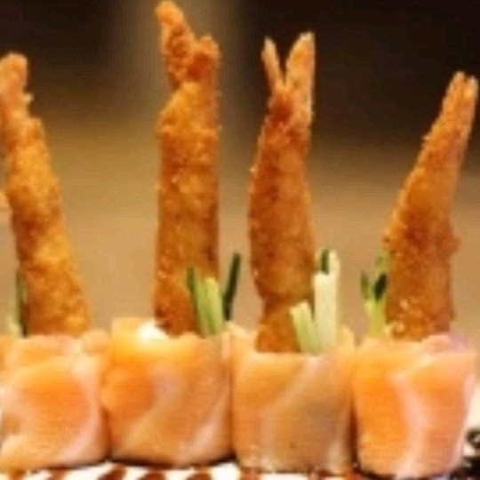 Salmom em volta cream chesse camarão empanado pepino