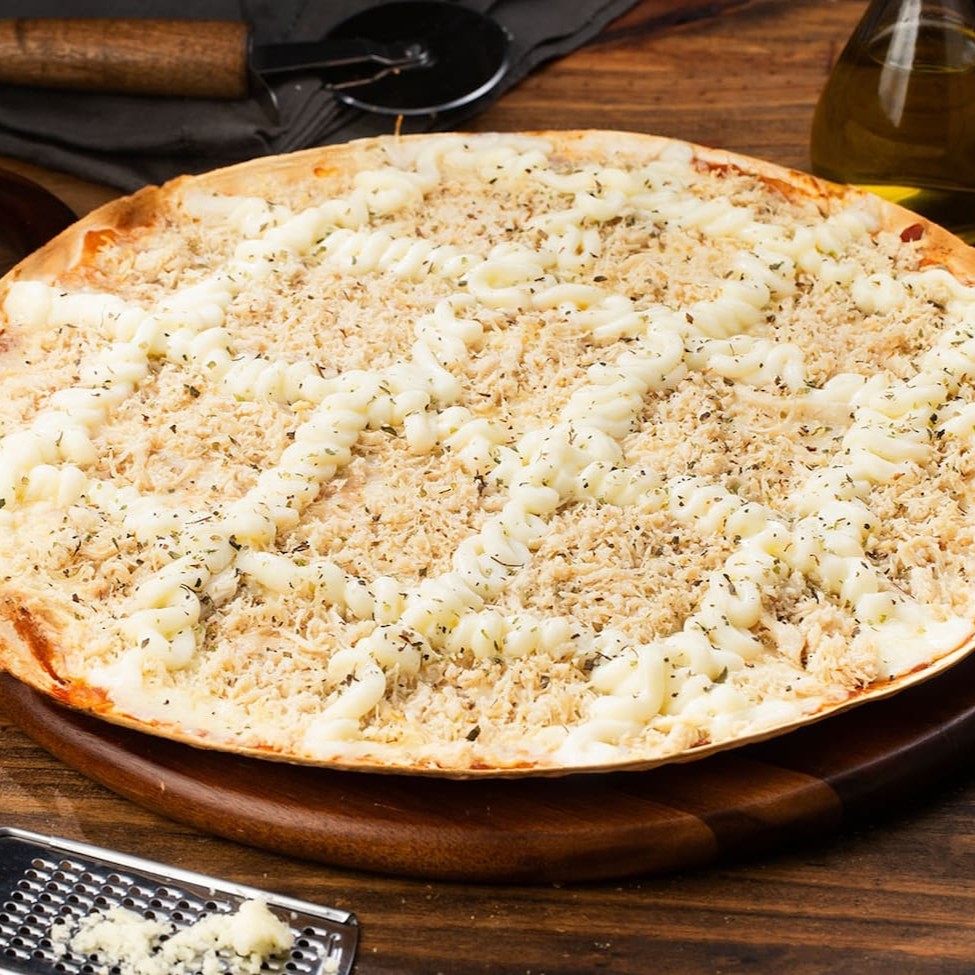 Compre com 1 clique!! Pizza Grande de 35cm. Nossa pizza de massa super fina, leve e borda crocante, com base de molho de tomate, mussarela, frango desfiado, Catupiry e orégano.
