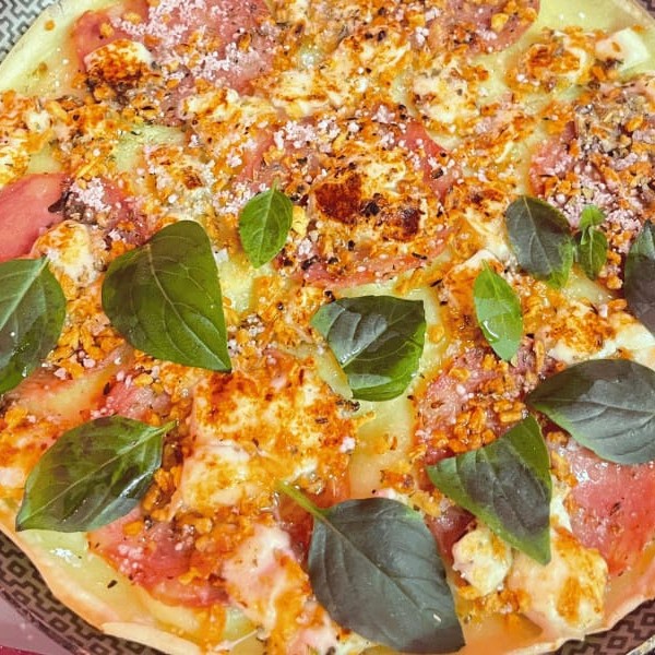 Apresentamos a irresistível Crepioca de Salame, uma especialidade da nossa categoria 'Tapiocas Fitness'. Esta delícia é meticulosamente preparada com um generoso recheio de salame de alta qualidade, que harmoniza perfeitamente com o sabor suave da crepioca. O prato é enriquecido ainda mais com a adição de queijo derretido, proporcionando uma textura cremosa e sabor inigualável. Além disso, oferecemos a opção de personalizar sua crepioca com adicionais à sua escolha, permitindo que experimente uma combinação única. Uma opção perfeita para quem busca uma refeição leve, saborosa e nutritiva!