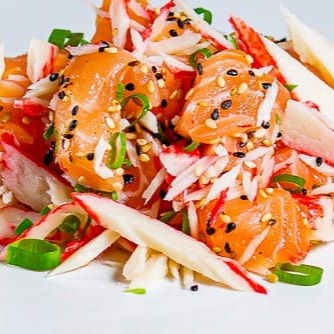 Salmão em cubo com kani finalizado oléo de gergelim, gergelim e cebolinha.