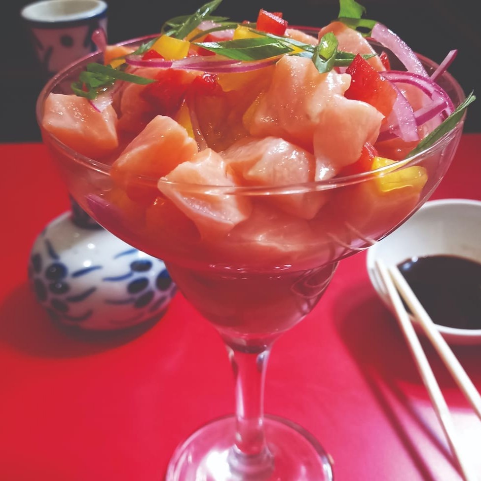 Salmão, Cebola Roxa, Pimentão Vermelho, Pimentão Amarelo, Dedo De Moça E Leite De Tigre