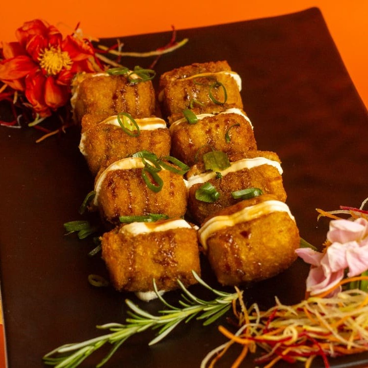 "4 unidades de bolinho de salmão deliciosos e crocantes.  ""Porção com 4 unidades de bolinho de salmão deliciosos e crocantes, preparados com ingredientes fresquinhos e selecionados para garantir um sabor irresistível. Crocantes por fora e macios por dentro, são a escolha perfeita para quem busca um petisco saboroso e leve, ideal para qualquer ocasião."""