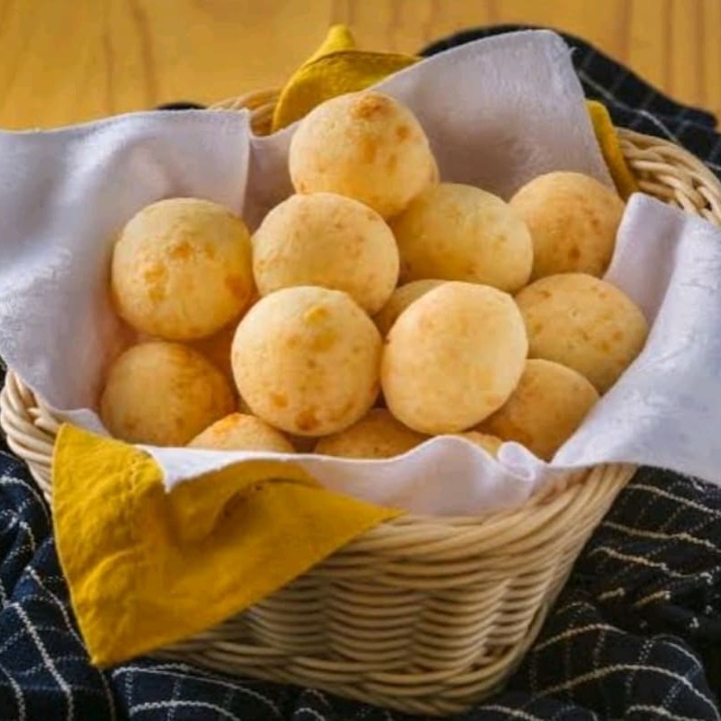 Pão de Queijo Tradicional 15g de Minas. Feito com queijo, crocante por fora e macio por dentro. Ideal para festas e lanches!