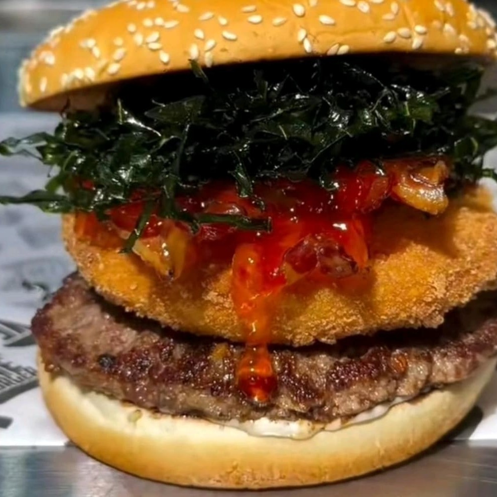 Pão artesanal,carne de hambúrguer artesanal ,queijo empanado, couve e molho