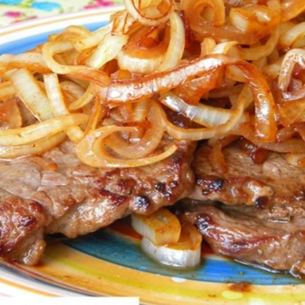 Acompanha arroz branco, salada e tutu de feijão