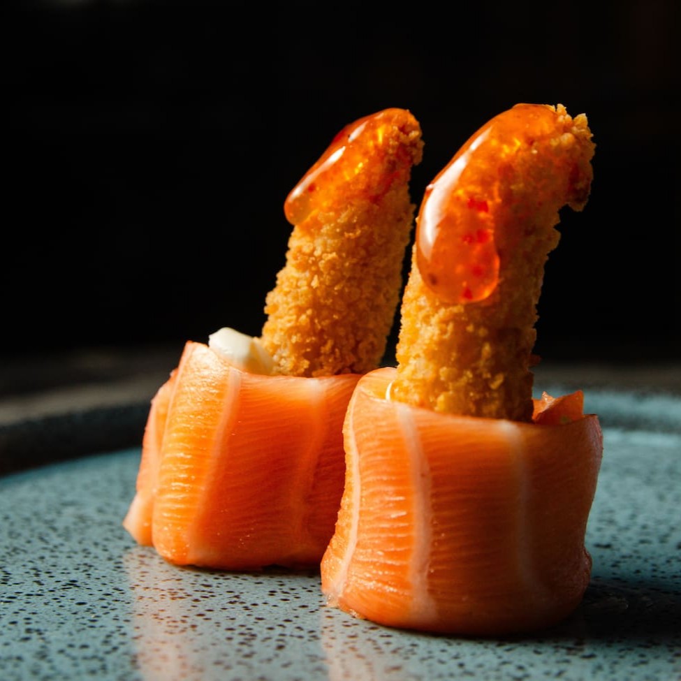 Camarão empanado e cream cheese enrolado em uma fatia de salmão com um toque de molho de pimenta sweet chilli sauce.
