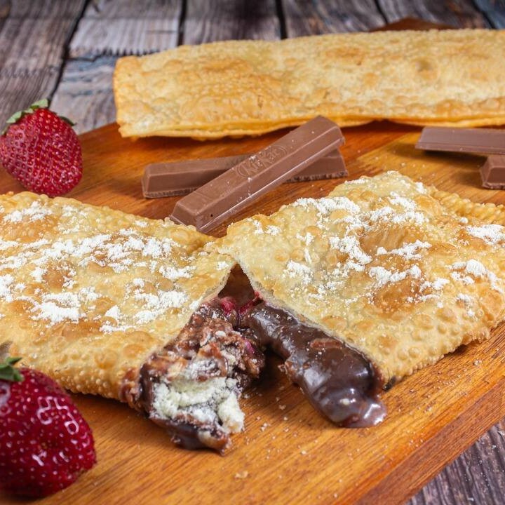 Monte seu pastel de Kit Kat e adicione até 5 complementos