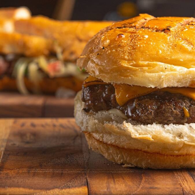 O Amazonika Burger ganhou esse nome por um motivo: ele é bem do jeitinho que a gente acredita que um hambúrguer tem que ser. Apostamos no potencial de ingredientes inovadores, como a carne de fibra de caju e a pimenta indígena assîsî, para criar um burger rico em proteína e livre de corantes artificiais.
Acompanha queijo cheddar, e cebola caramelizada + Fritas pequena.