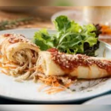 Desfrute das nossas requintadas 'Panquecas de Frango ao Queijo' da categoria 'Deliciosas Panquecas'. Este prato é um banquete para os sentidos, apresentando uma combinação sublime de frango suculento e queijo derretido envolto em uma panqueca macia e dourada. Cada mordida é uma explosão de sabor, resultando em uma experiência culinária verdadeiramente inesquecível. Este é o prato perfeito para quem aprecia a fusão de sabores ricos e texturas agradáveis em um único prato. Experimente e permita-se ser cativado por esta delícia.