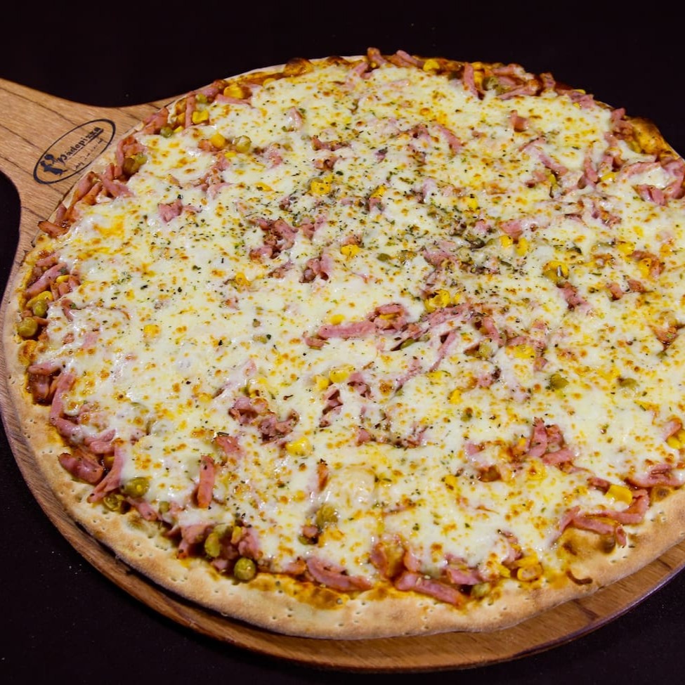 Uma das queridinhas dos nossos clientes, porém com mais recheio. 8 pedaços com uma massa fina, molho de tomate, mais apresuntado, milho, ervilha, coberto com mais Muçarela e orégano. Essa é tradicional da Rapi10.