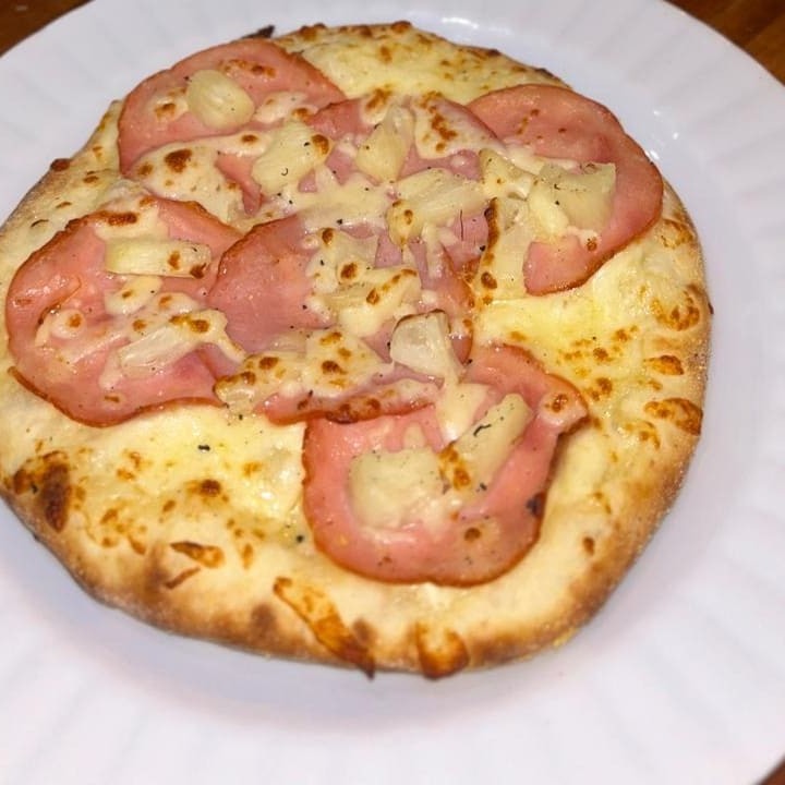 Mussarela, lombo canadense fatiado e pedaços de abacaxi