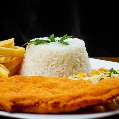 Marmita com filé de frango empanado em massa crocante, servido com arroz branco soltinho, feijão caseiro bem temperado e mais um acompanhamento à sua escolha. Uma refeição completa, saborosa e feita com carinho!