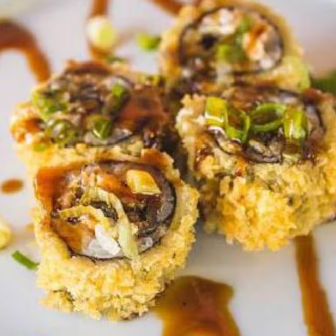 6pçs. Pele de  de salmão grelhadas, crean cheese, arroz, alga, empanado e frito.