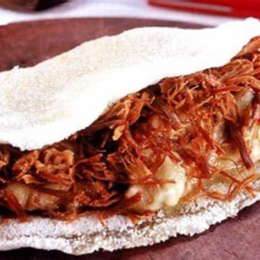 Aprecie a carne seca com queijo minas, uma combinação que une o sabor marcante da carne com a suavidade do queijo, criando uma experiência única.