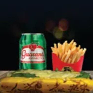 Pão, parmesão, salsicha ou linguiça, muçarela, frango desfiado, tomate, cebola, molhos, passas, azeitona, milho verde, ovo de codorna, rúcula, batata palha, cebola caramelizada e muçarela gratinada, batata p e refrigerante lata.