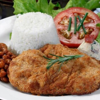 1Bife milanesa,acompanhado arroz,feijao,farofa,fritas,e,salada verde