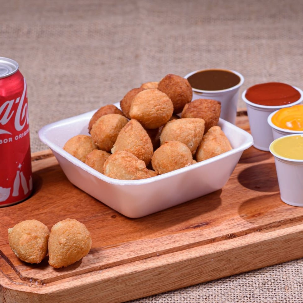 Nem Precisa Pensar muito. 10 coxinhas de Frango 10 Bolinhas de Queijo 01 Coca lata super geladinha Pra Você Comer se Deliciar / (peso aprox. 20g cada salgado)