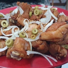 Frango a passarinho com cebola. ( cocha e sobrecoxa )