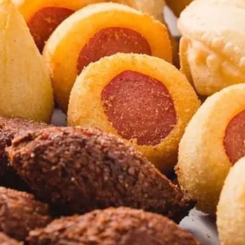 Este delicioso combo de 10 salgadinhos fritos é a opção perfeita para quem procura variedade e sabor. Você pode escolher até 5 opções diferentes, para garantir que todos os gostos sejam atendidos. Entre as opções temos coxinhas, croquetes, bolinhos de bacalhau e muito mais. Tudo isso pelo incrível preço de apenas R$ 22,99. É ideal para festas, coffee breaks ou para quem simplesmente ama um bom salgado. Não perca essa oportunidade de saborear nossos deliciosos salgadinhos! #salgadinhos #festa #kitfesta #cofeebreak #coxinha #croquete #bolinhobacalhau #fastfood