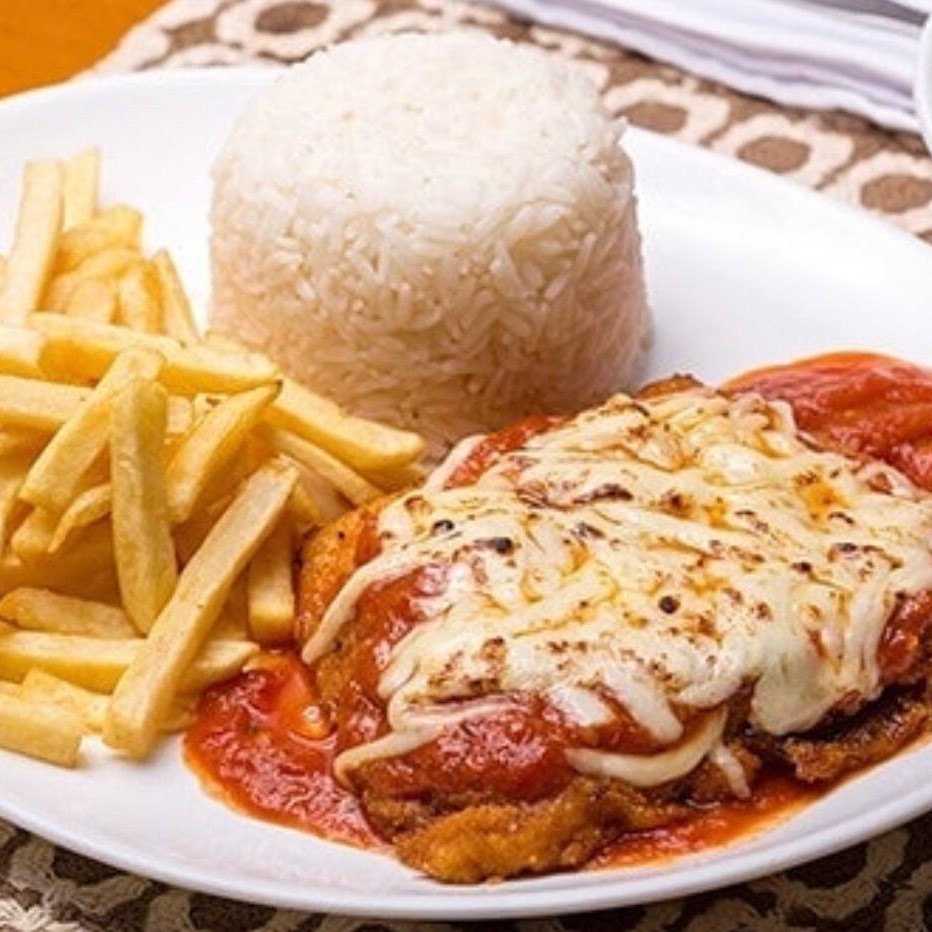 Frango a parmegiana , acompanhado arroz batata frita e feijão.