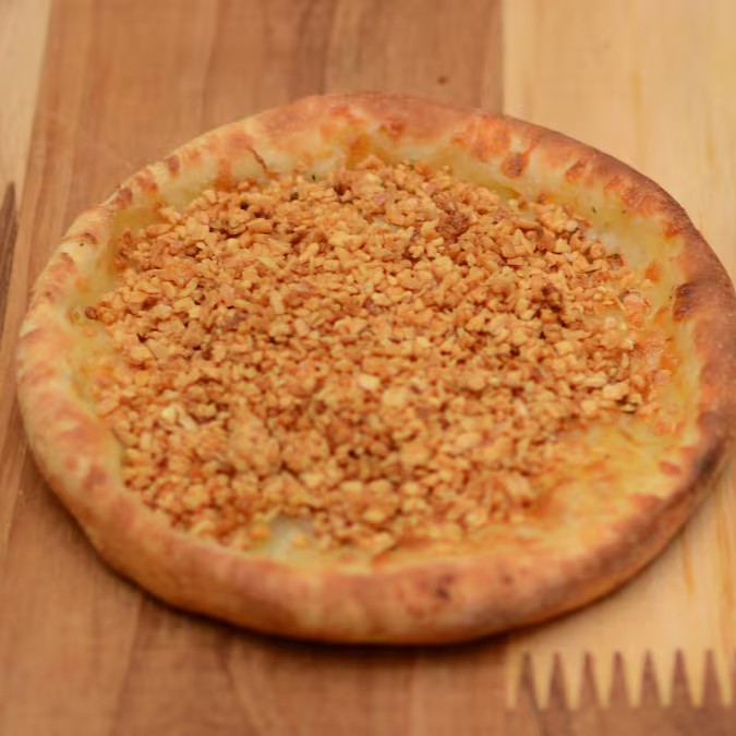 Esfiha de Alho Crocante, recheada com mussarela suave e realçada por alho crocante, criando uma explosão de sabor em cada mordida. Uma combinação perfeita de textura e sabor!