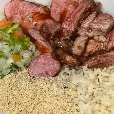 O Pf de Churrasco tem como base o arroz, molho e farofa.  Você vai poder escolher até 2 opções de carne e terá todos os adicionais do nosso cardápio disponíveis pra você.