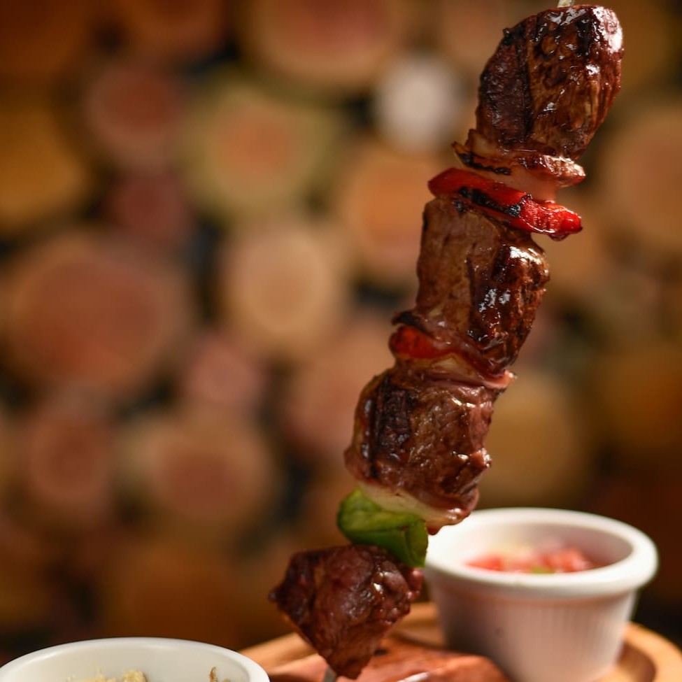 Acompanha molho á campanha e farofa da casa