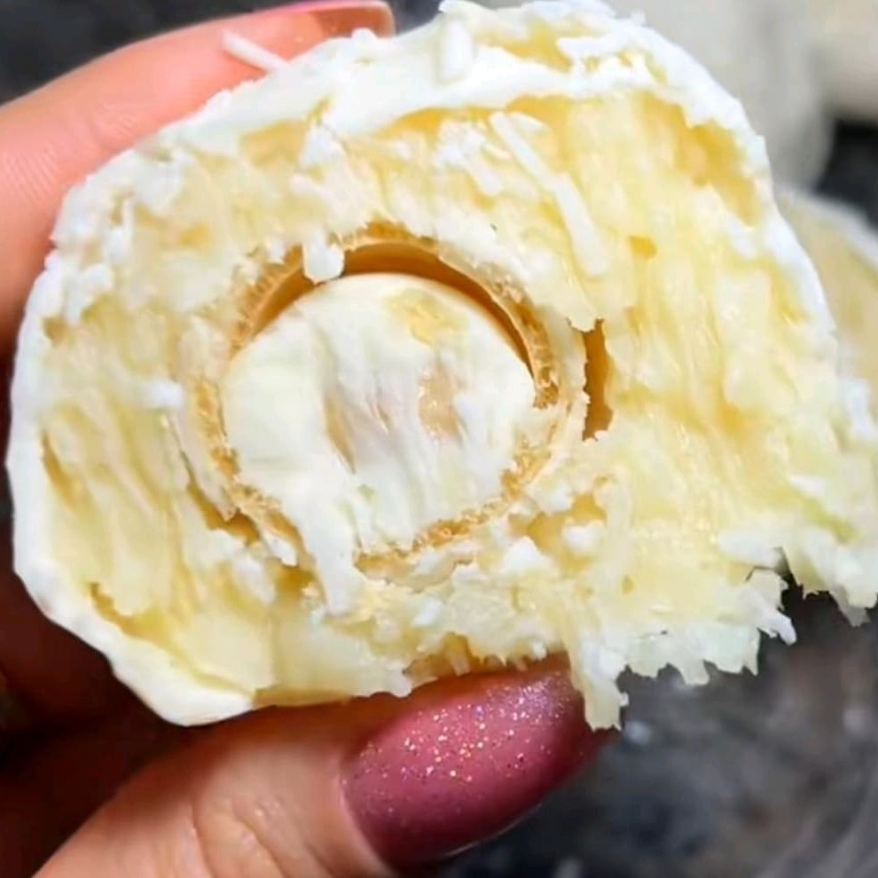 Chocolate branco com recheio de beijinho com rafaello