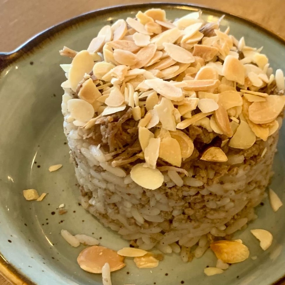 Mansef de 150 gramas (arroz com temperos, carne e amêndoas)