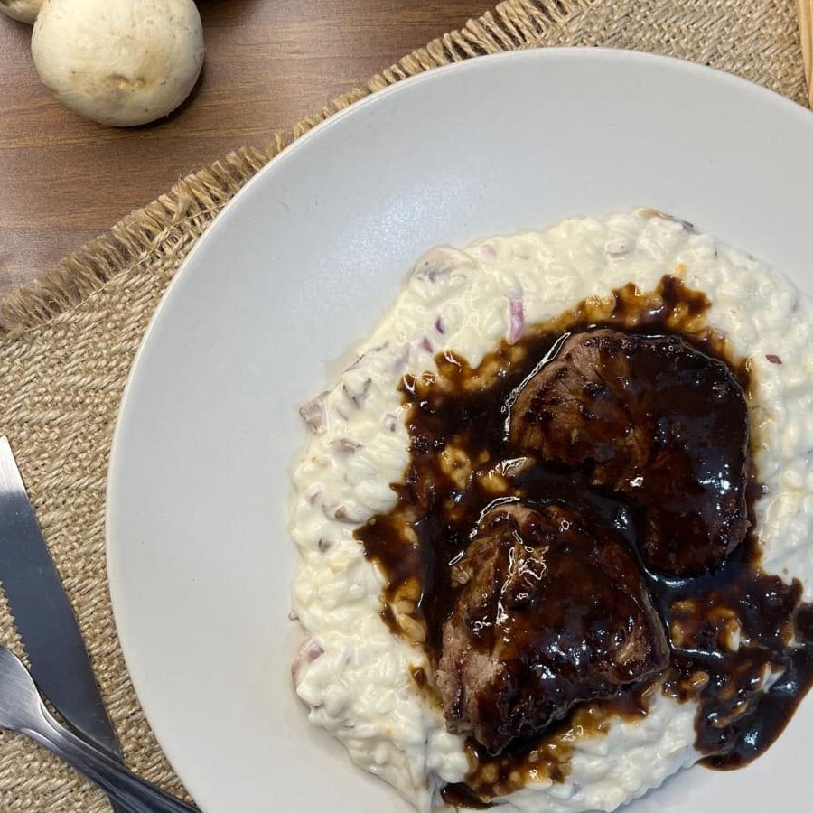 Um clássico da gastronomia, com um tenro filé mignon servido ao molho madeira, rico e encorpado, realçando o sabor da carne. Acompanhado por um cremoso arroz à piamontese, que combina a suavidade do creme de leite com o toque delicado do queijo, criando uma experiência de sabor inesquecível. #arrozappiamontese #arroz #mignon #Massa #penne #spaguethi #filemignon #molhobranco #macarrão #gnocchi #bolonhesa #bolonhesa #massa #camarão #frango #carne #filé #mignon #molhobranco #molho #quatroqueijo #italiana