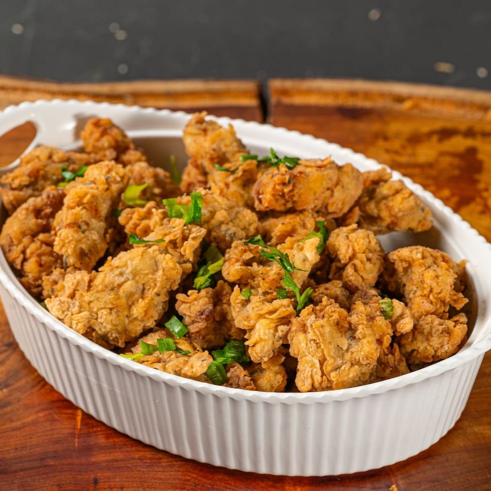 Deliciosos pedaços de frango empanados e fritos até ficarem dourados e crocantes. Feitos com temperos especiais, nossos gurjões são perfeitos para petiscar ou acompanhar a refeição. Uma opção irresistível para quem adora sabor e crocância em cada mordida!