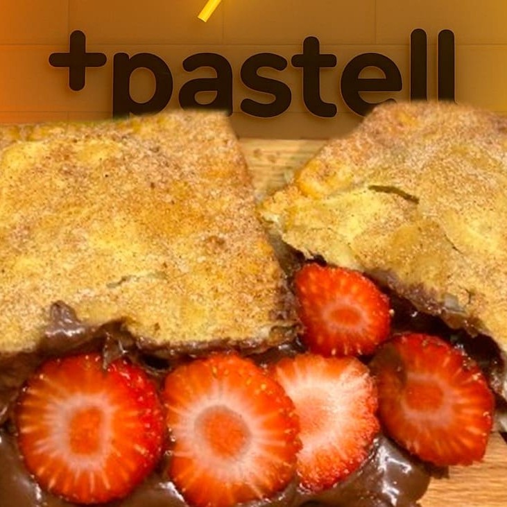 Delicioso pastel doce de massa sequinha, crocante e bem recheado com Morangos frescos e Nutella Original. Após frito, é delicadamente passado na canela e açúcar, proporcionando um sabor único e irresistível. Experimente essa combinação perfeita de sabores!