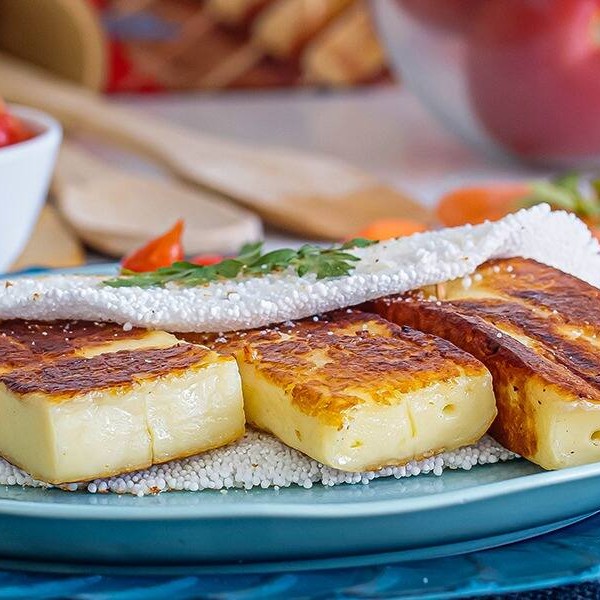 Queijo coalho derretido, oferecendo uma experiência de sabor simples e deliciosa, perfeita para os amantes de queijo.