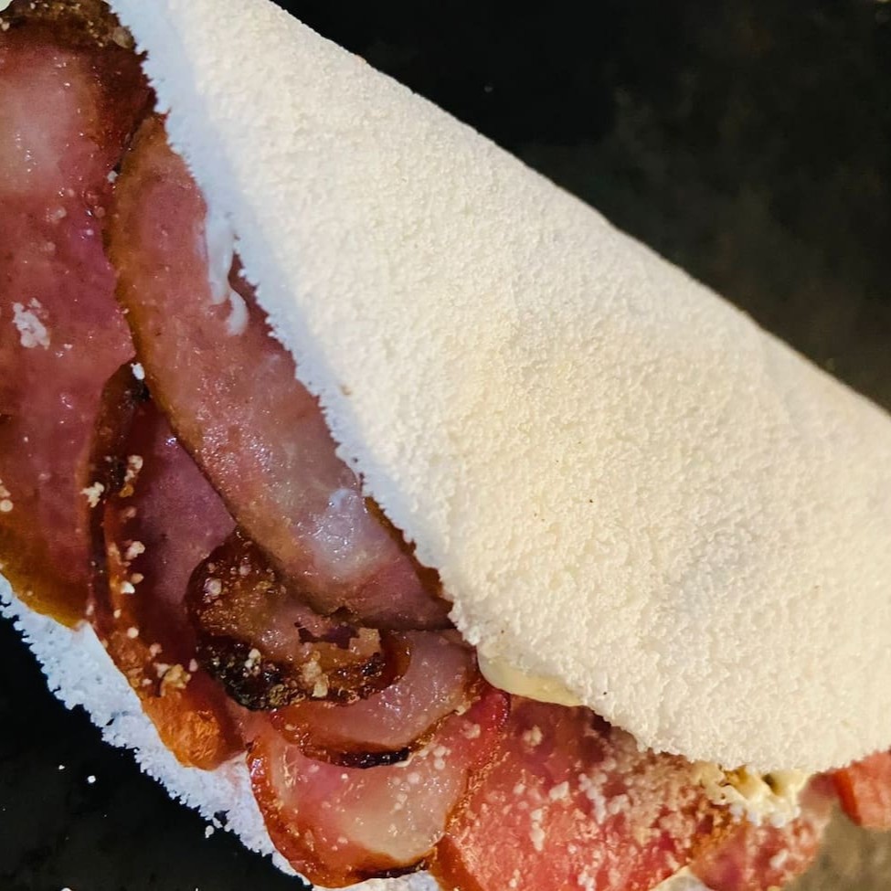 Goma de tapioca artesanal, calabresa fatiada, rodelas de tomate frescas, cebola roxa e azeitonas verdes, queijo derretido finalizada com um toque de orégano.