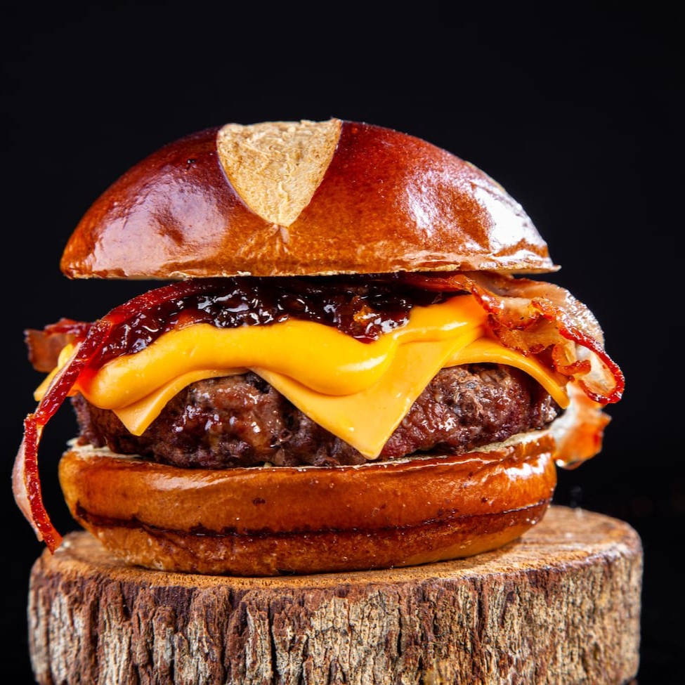 Aos amantes de cebola caramelizada!  Pão brioche especial X ,blend bovino 120g,creme cheddar, cebola caramelizada e tiras de bacon crocante Uma combinação perfeita!